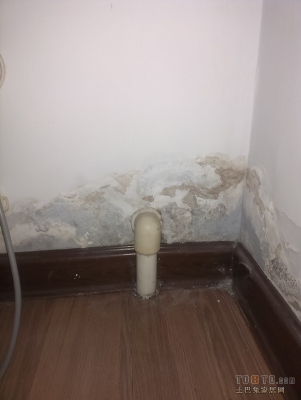 我家的水暖管缝隙出现渗水,我该怎么处理,位置